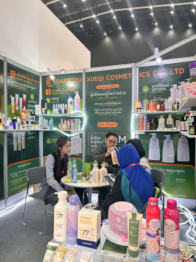 Trade show booth overview with product display and buyer conversations