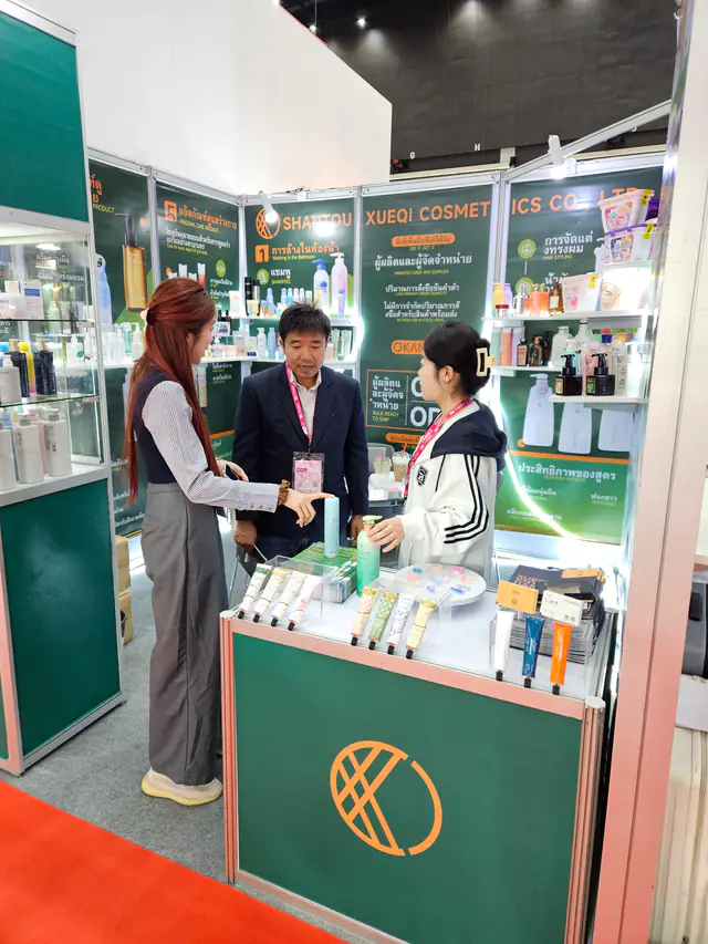 Product display discussion with international visitors at the booth